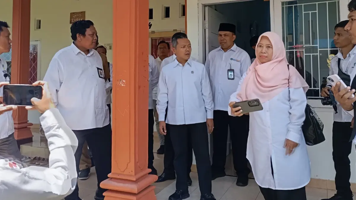 Wamen Dikdasmen Fajar Riza Ul Haq saat berkunjung ke SRMP 18 Lobar, Senin lalu (13/4).
