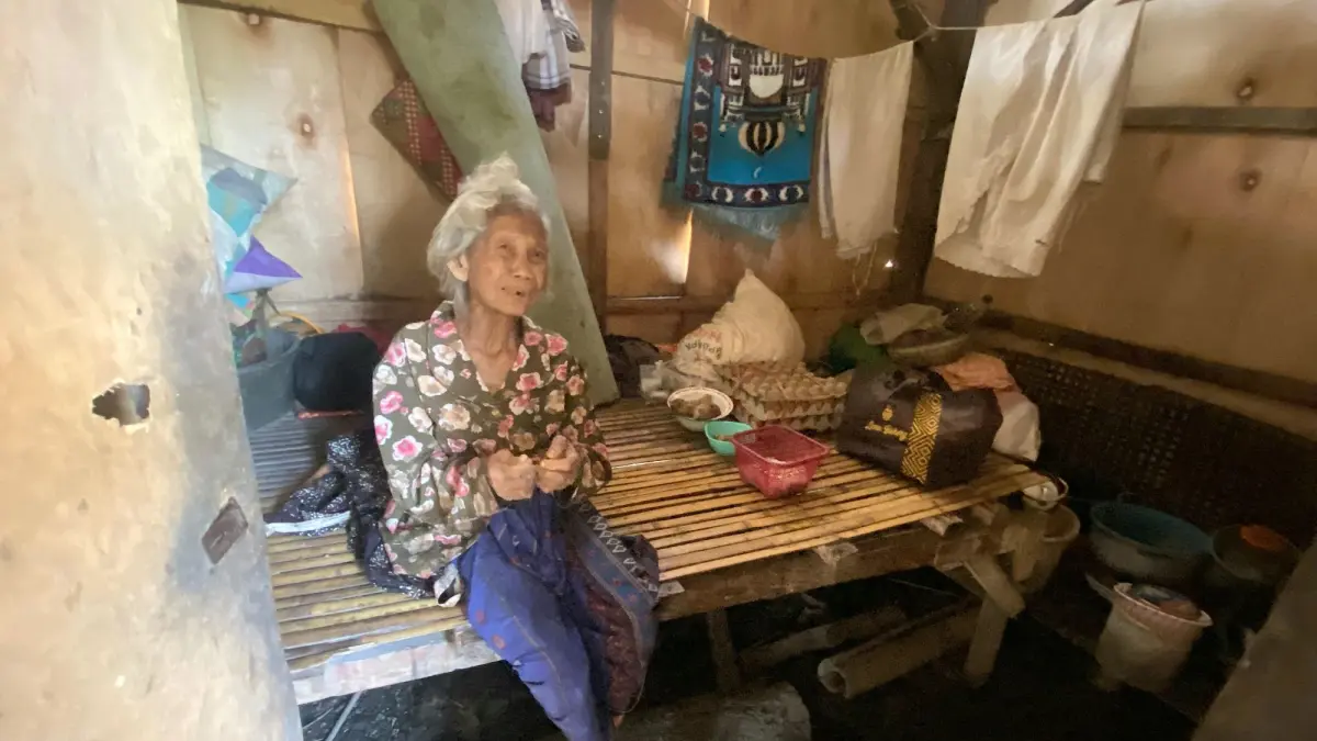 Warga Dusun Mapak Reong hidup sebatang kara namun tak masuk DTSEN sehingga tak bisa menerima bantuan sosial. (TONI/LOMBOK POST)