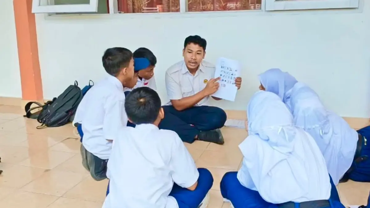 AKSES PENDIDIKAN: Guru membimbing peserta didik, pada kegiatan literasi dan numerasi di SRMP 18 Lombok Barat, beberapa waktu lalu. (IST/LOMBOK POST)