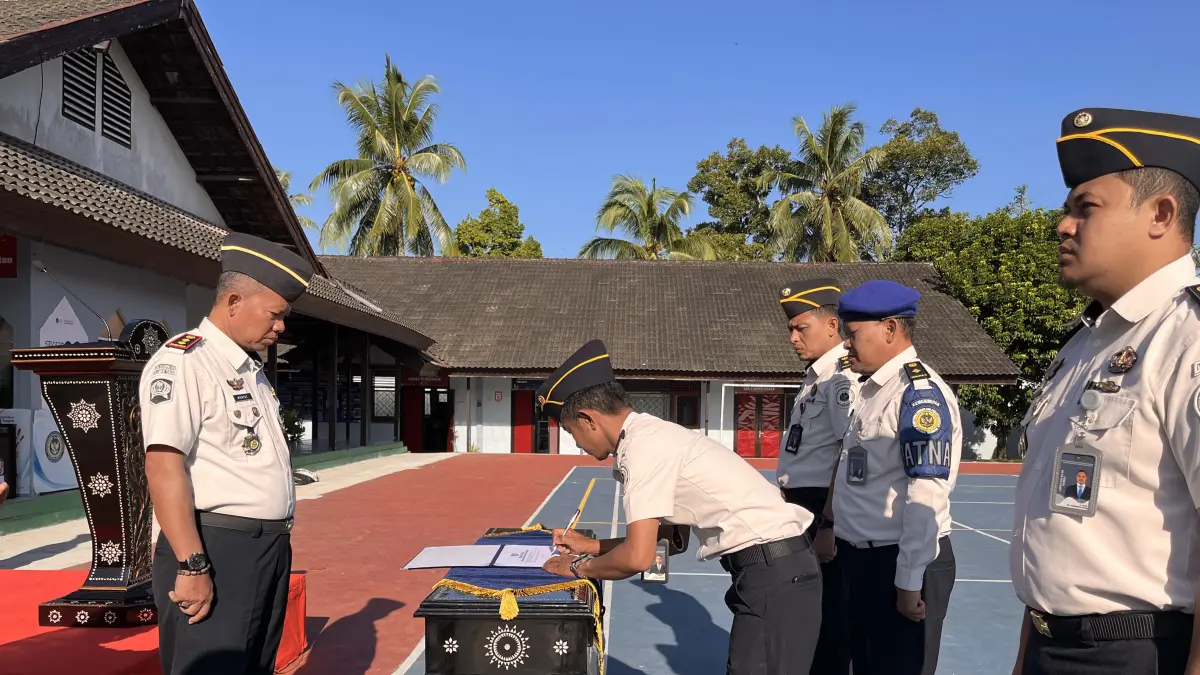 Apel Deklarasi Zero Halinar digelar di LPKA Kelas II Lombok Tengah dengan diikuti oleh seluruh pegawai, peserta magang, serta anak binaan. (LPKA/Lombok Post) 
