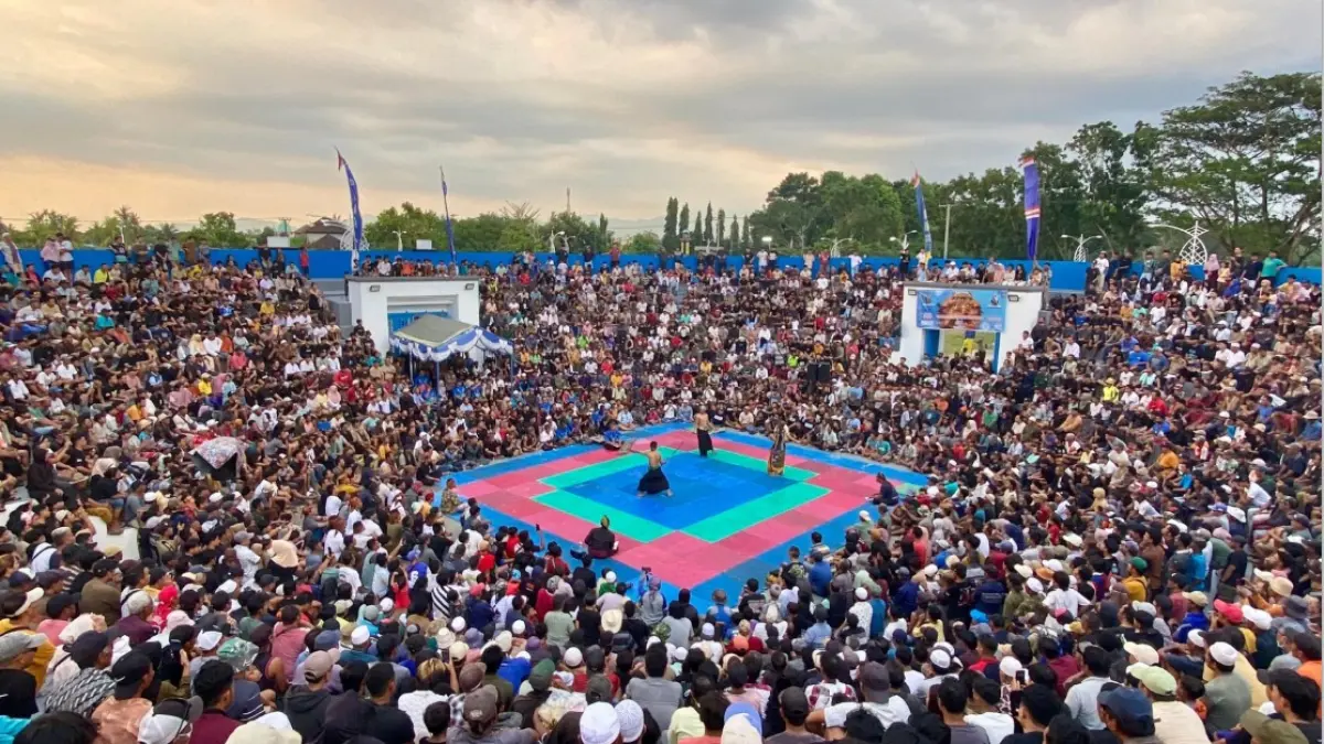 DIRASAKAN MASYARAKAT: Event budaya peresean di Koloseum Taman Kota Gerung berhasil menyedot animo ribuan masyarakat Lobar. (Toni/Lombok Post)