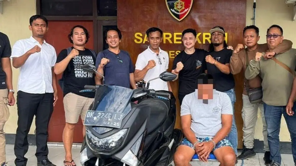 DITANGKAP: Pelaku pencurian I diamankan bersama barang bukti motor di Polres Dompu, Kamis (16/4). (Dok Polres Dompu)