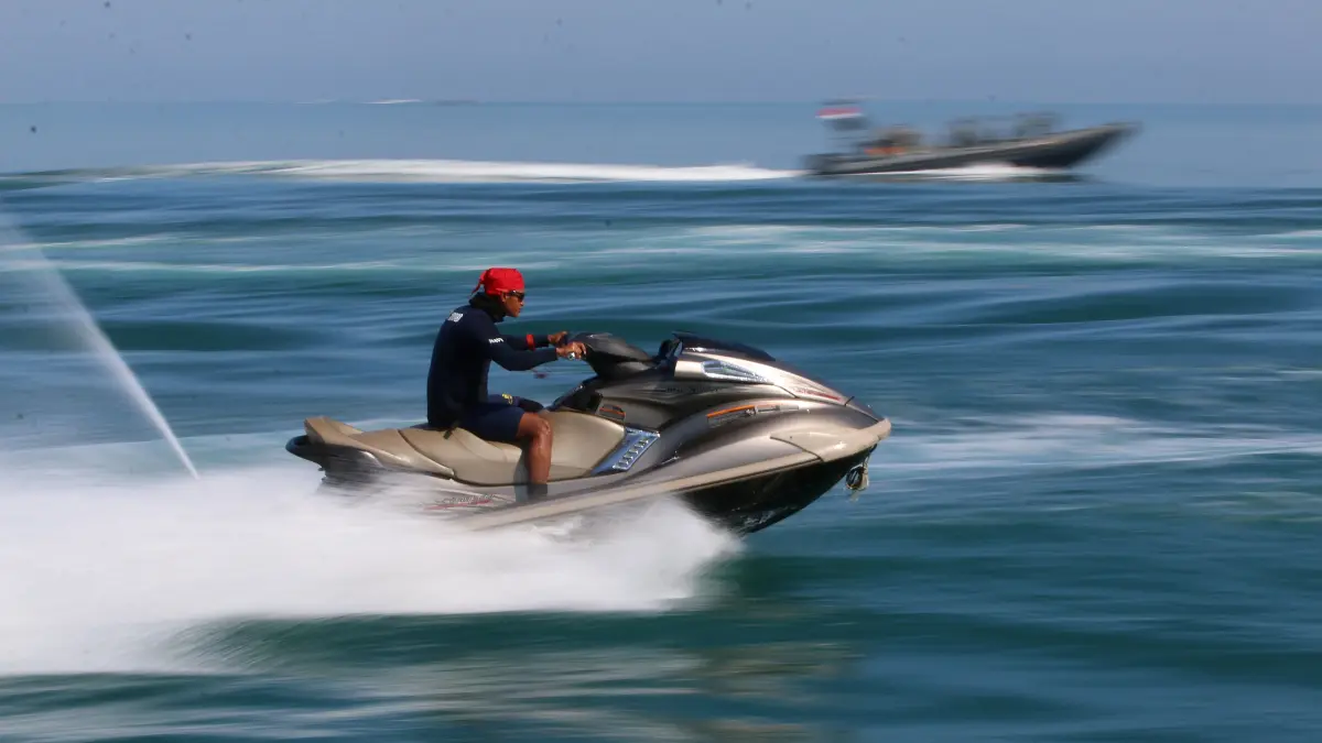 HATI-HATI: Aktivitas wisata jetski di Senggigi, Lobar, menjadi perhatian setelah ditemukan pelanggaran berupa masuknya jetski ke alur pelayaran kapal penumpang. (IVAN/LOMBOK POST)