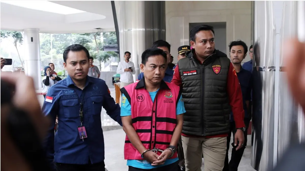 Jadi Tersangka Ketua Ombudsman Hery Susanto Langsung Ditahan. (JPG)