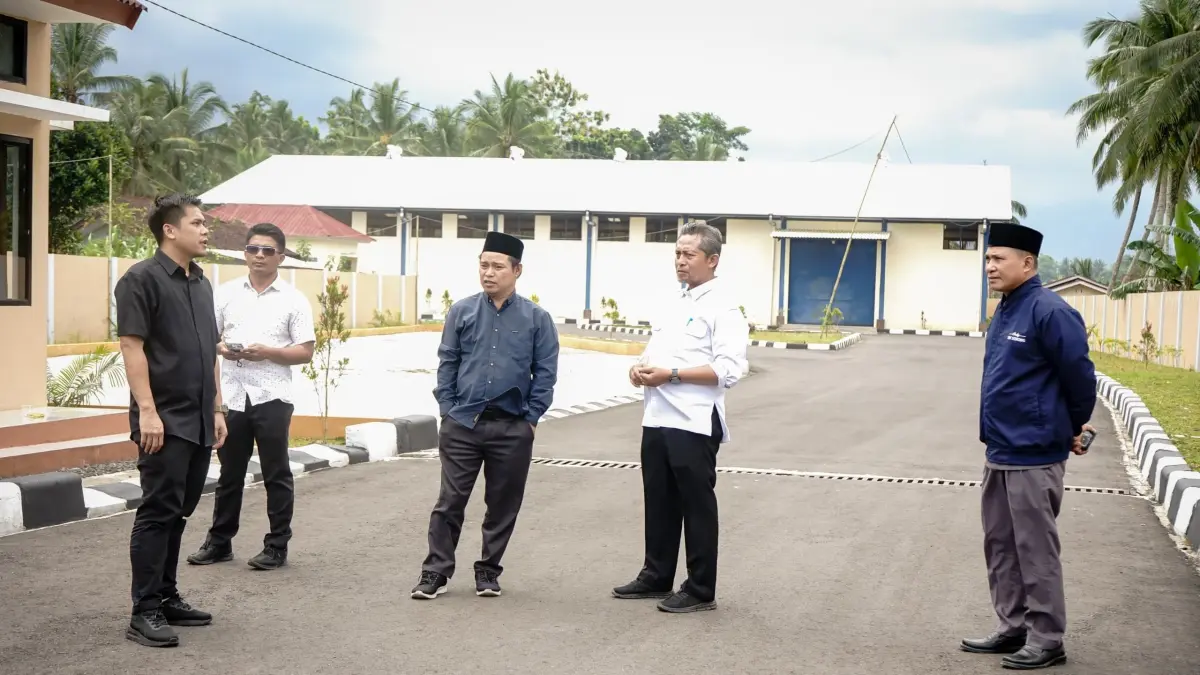 Jajaran Komisi II DPRD Lombok Tengah berkunjung langsung melihat kondisi gedung Sentra Industri Hasil Tembakau (SIHT) di Desa Barabali, Batukliang, Lombok Tengah, Rabu (15/4). (Ferdi/Lombok Post) 
