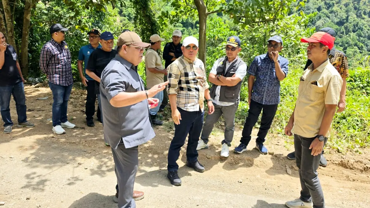 JALUR VITAL: Rombongan Komisi IV DPRD NTB menggelar sidak ke proyek long segment jalan provinsi Lunyuk-Lenangguar, Kabupaten Sumbawa, Kamis (16/4). Proyek ini kembali diadendum hingga 20 Mei. (DPRD NTB UNTUK LOMBOK POST)