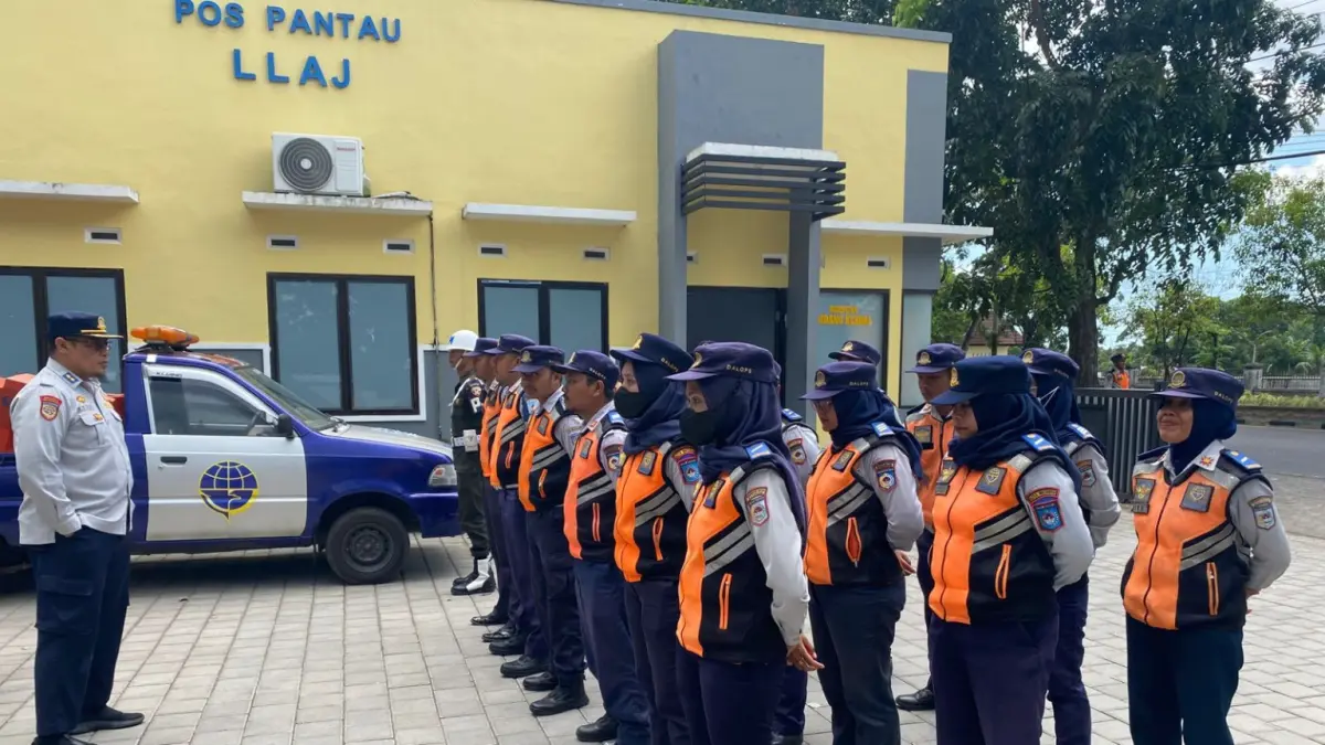 Kabid Ops Arif Rahman memimpin brefing penindakan kendaraan yang belum uji KIR. 