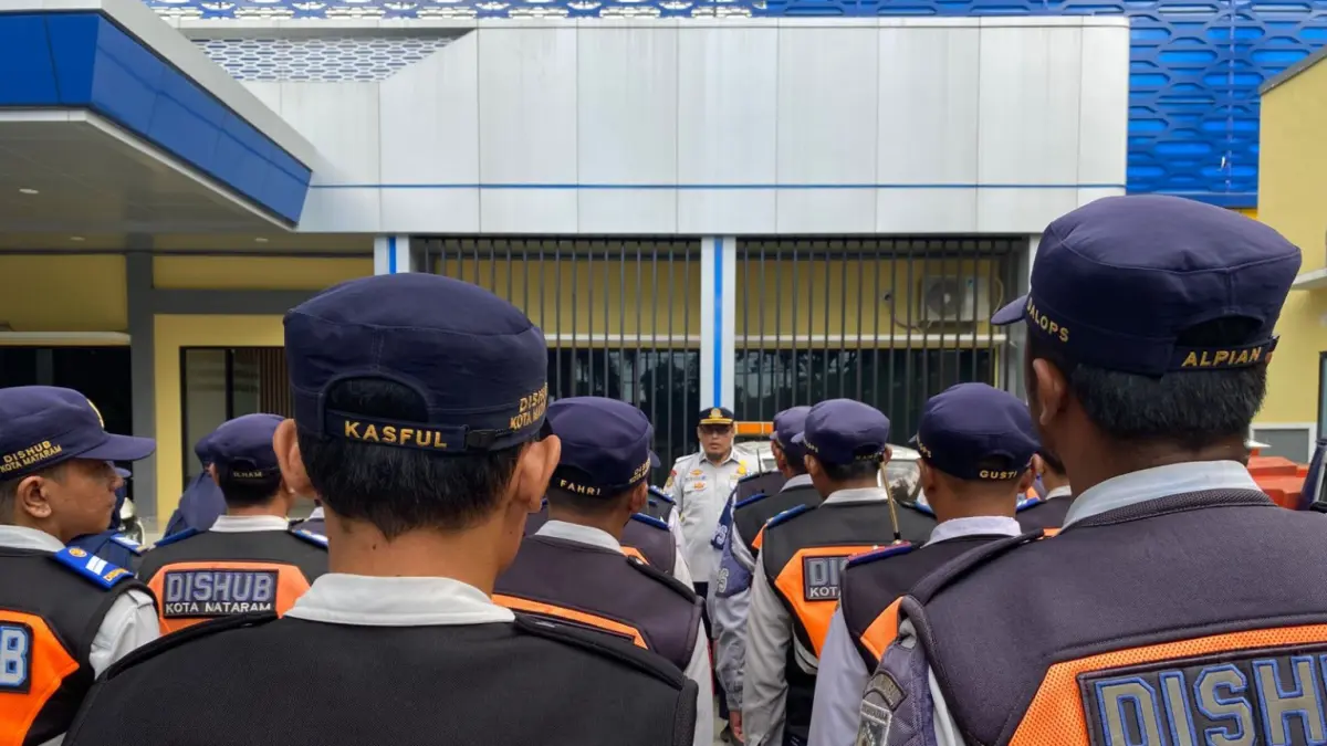 Kabid Ops Dishub Kota Mataram Arif Rahman memimpin brefing sebelum operasi KIR.  
