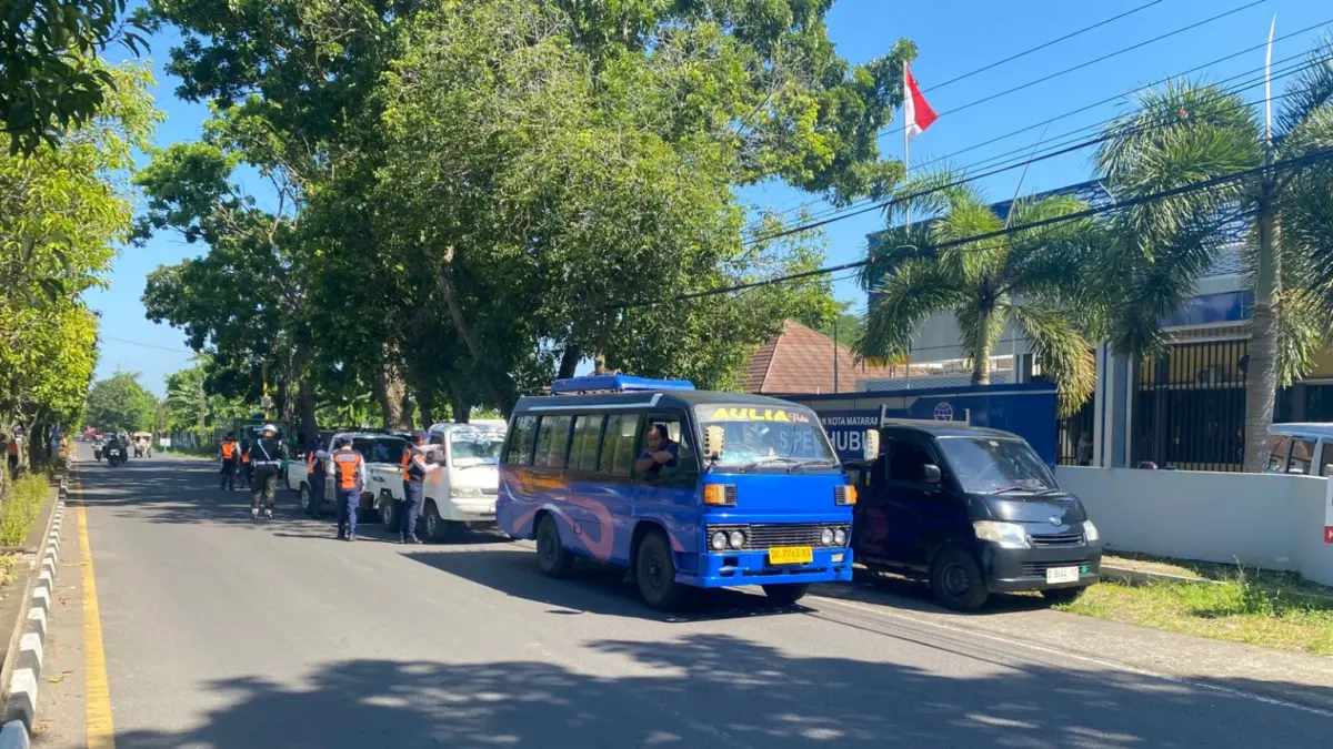 Kendaraan angkutan barang dan orang diperiksa satu persatu oleh petugas. 