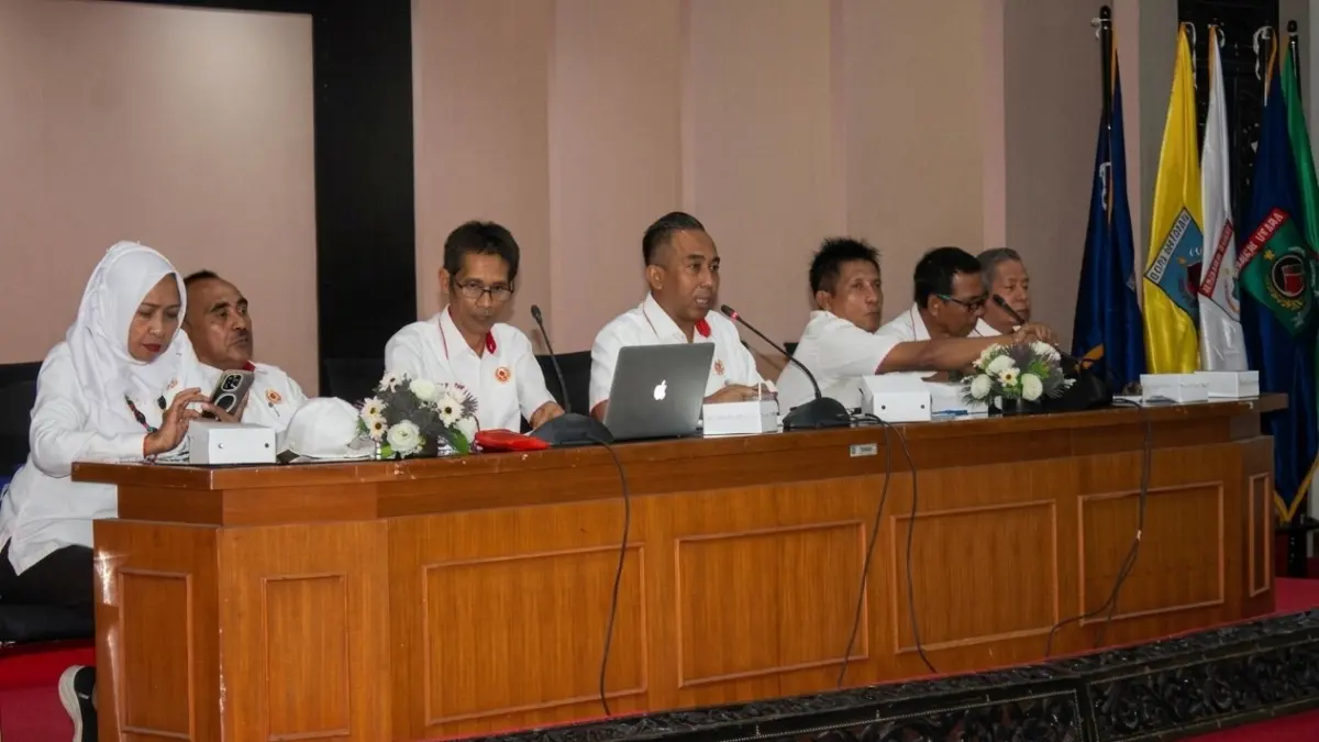 Ketua KONI NTB Mori Hanafi didampingi jajaran pimpinan KONI NTB memimpin CdM Meeting Porprov XII, Jumat (17/4). (PUJO/LOMBOK POST)