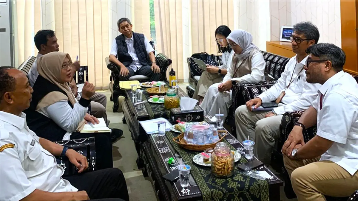 KOLABORASI: Suasana audiensi Bank Indonesia (BI) NTB tentang ekspor, penguatan ekosistem halal, dan digitalisasi transaksi di Disperindag NTB, Kamis (16/4). (IST/LOMBOK POST)