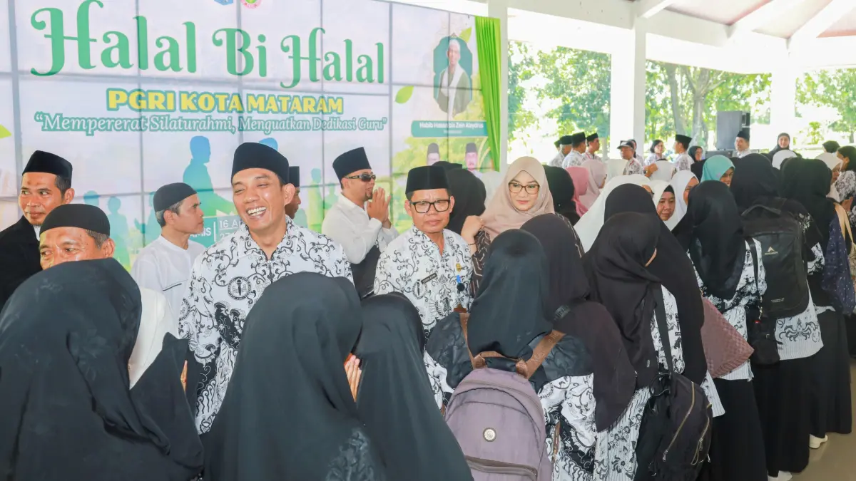 Bunda Guru Kota Mataram Hj Kinnastri Mohan Roliskana bersama Kepala Disdik Kota Mataram Yusuf dan Sekdis Naufal Aldian bersalam-salaman dengan guru yang menjadi calon jamaah haji pada acara halalbihalal PGRI Kota Mataram di RTH Pagutan, Kamis (16/4).