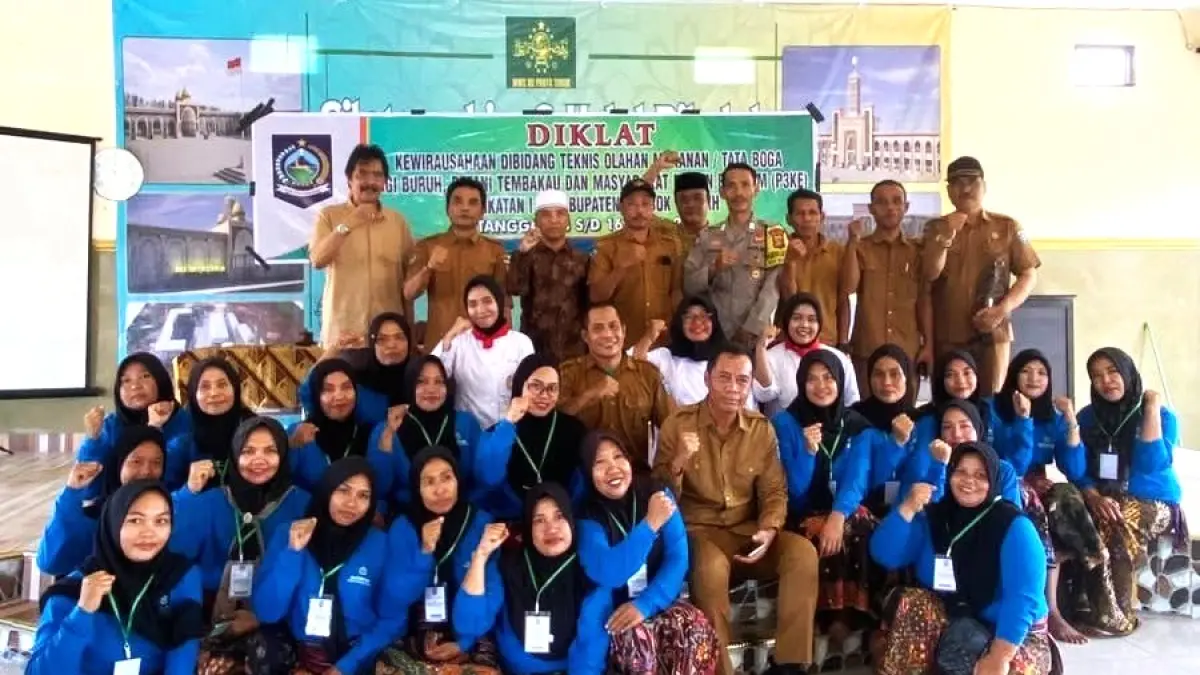 PELATIHAN: Puluhan IRT sekaligus buruh tani tembakau yang mengikuti Diklat wirausaha tata boga di Lombok Tengah, Senin-Kamis (13-16/4). (IST/LOMBOK POST)