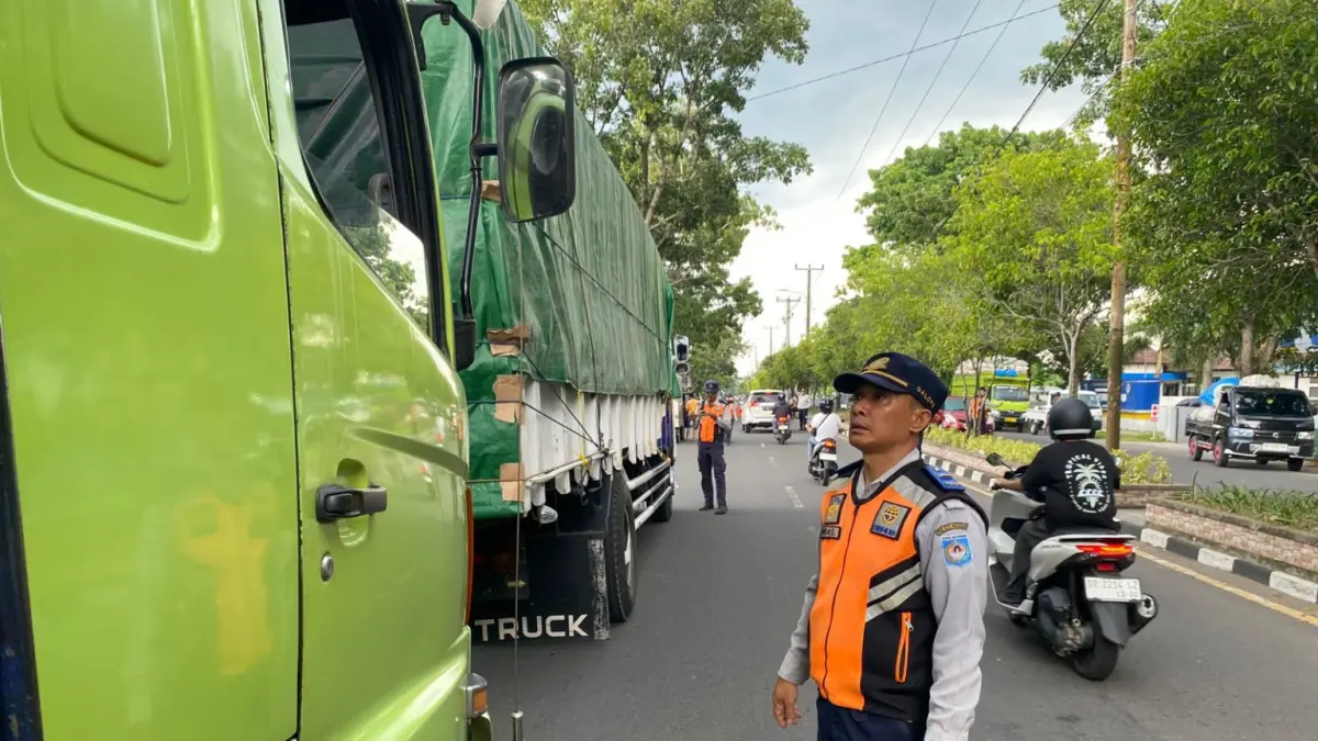 Pemeriksaan oleh petugas terhadap kelengkapan surat-surat kendaraan angkutan barang. 