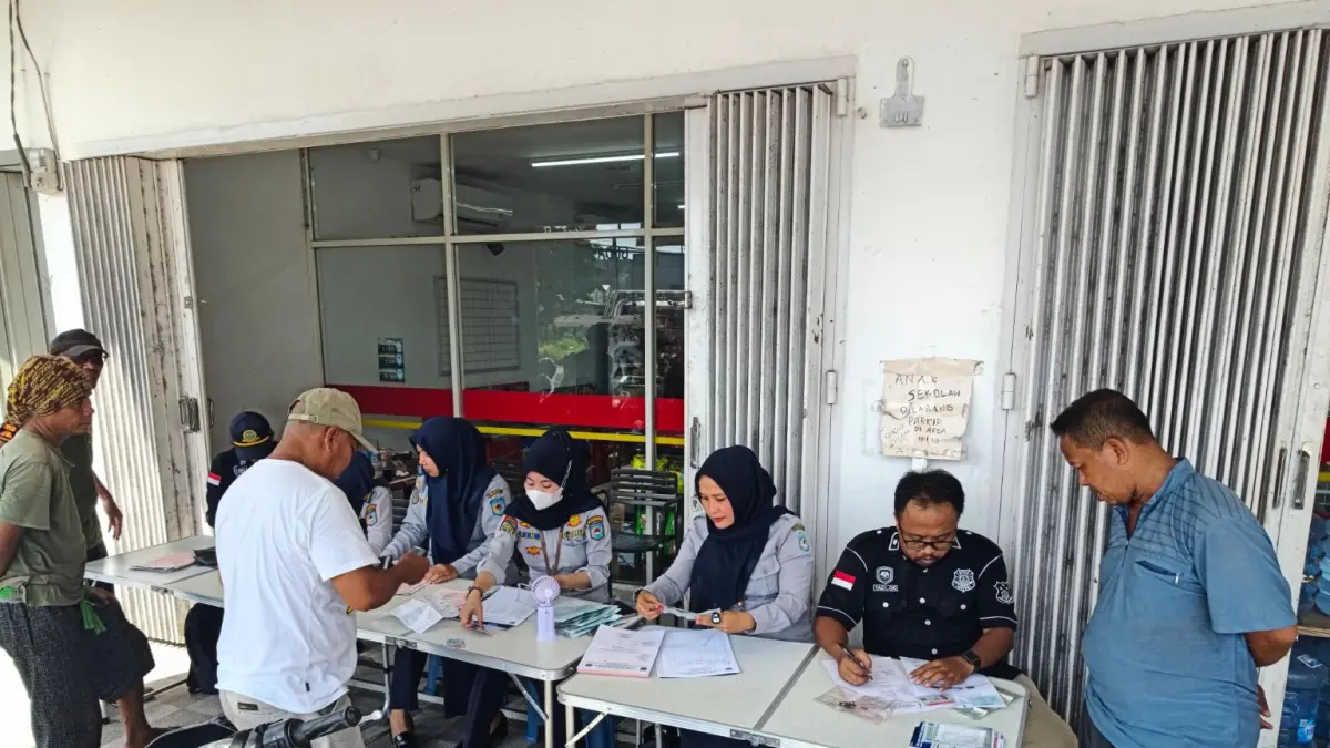 Pemeriksaan surat-surat kendaraan oleh petugas.  