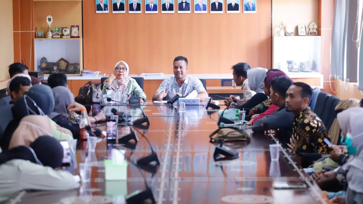Perwakilan nakes PPPK Paro Waktu berkeluh kesah kepada jajaran Komisi IV DPRD Lombok Tengah, Kamis (16/4). (Dewi/Lombok Post) 

