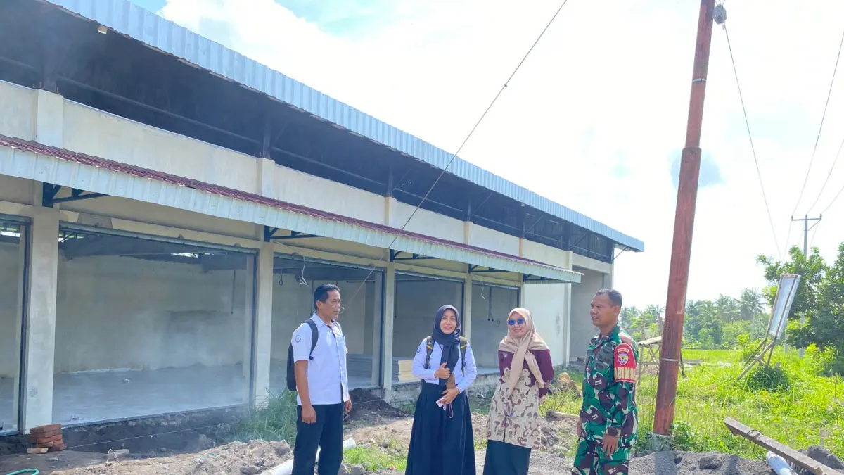 PROYEK MERCUSUAR: Salah satu bangunan KDKMP di Lombok Timur yang sedang berjalan proses pembangunannya. (SUPARDI/LOMBOK POST )