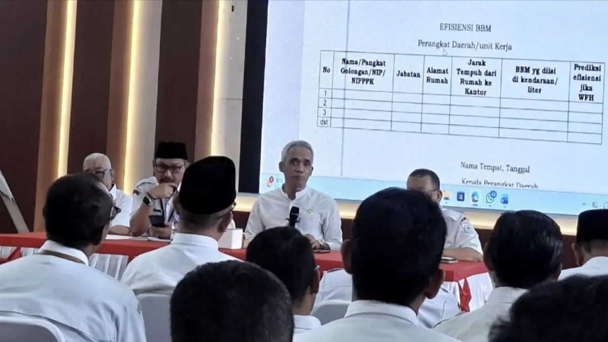 RAPAT: Pejabat eselon II dan III Pemda KSB saat mengikuti rapat penerapan WFH, Kamis (16/4). (IST/LOMBOK POST)