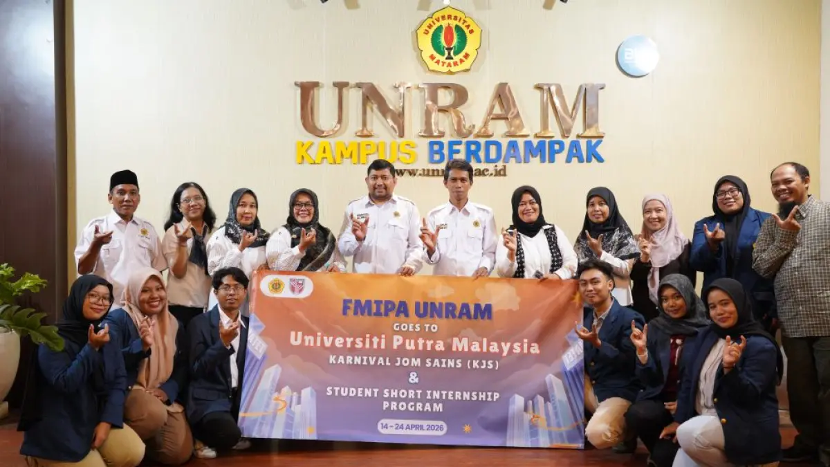 Rektor Unram Prof Sukardi (enam dari kiri/berdiri) foto bersama mahasiswa FMIPA yang ikut KJS dan Student Short Internship di Universiti Putra Malaysia pada 14-24 April.