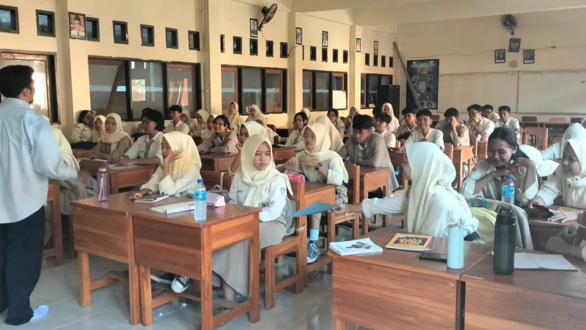 Siswa kelas XII SMAN 8 Mataram mengikuti bimbingan belajar untuk persiapan UTBK SNBT di sekolah setempat, Kamis lalu (16/4).