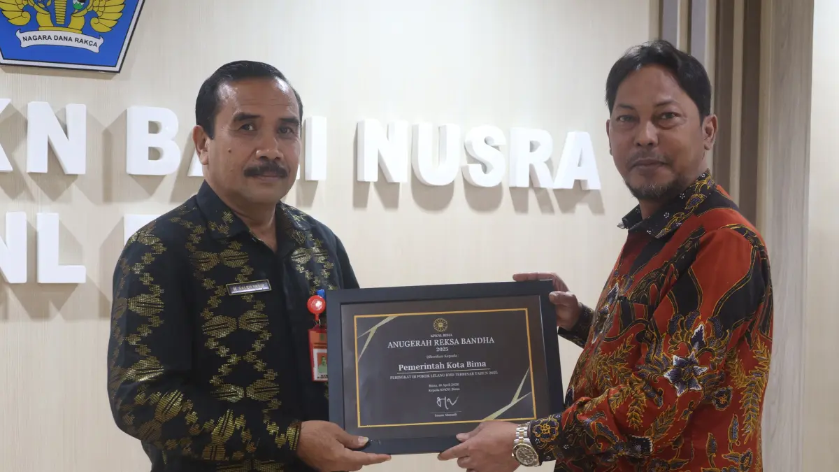 TERIMA PENGHARGAAN: Asisten III Setda Kota Bima Muhammad Saleh (kiri) menerima penghargaan Anugerah Reksa Bandha 2025, Kamis (16/4). (Prokopim Setda Kota Bima For Lombok Post)