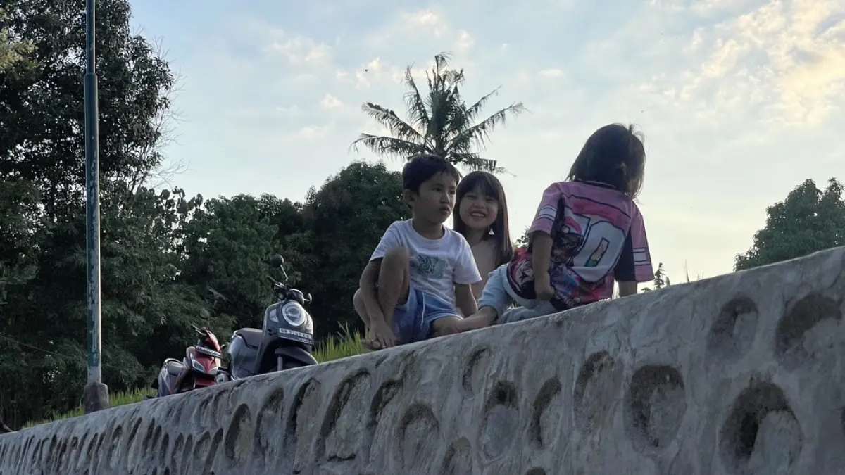 Anak-anak tengah menikmati suasana sore di Taman Tibu Jowet. 