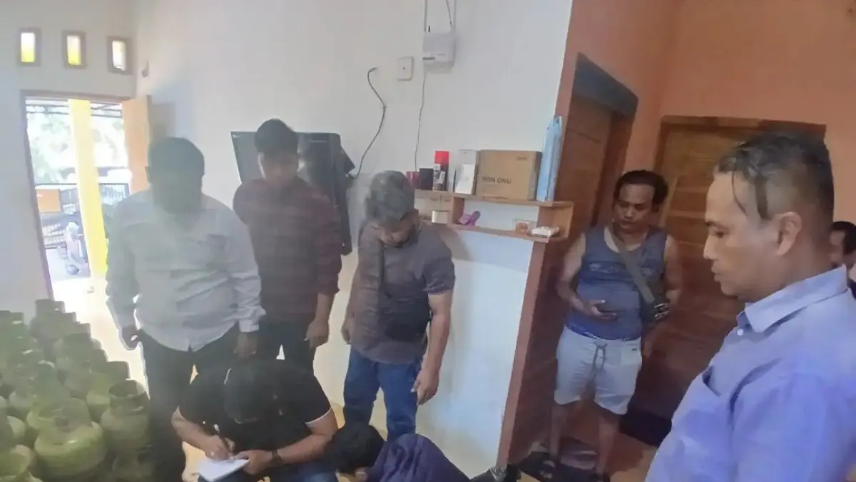 Anggota Polres Sumbawa mengamankan pelaku pengoplosan elpiji subsidi berinisial RPP, Kamis malam (16/4).