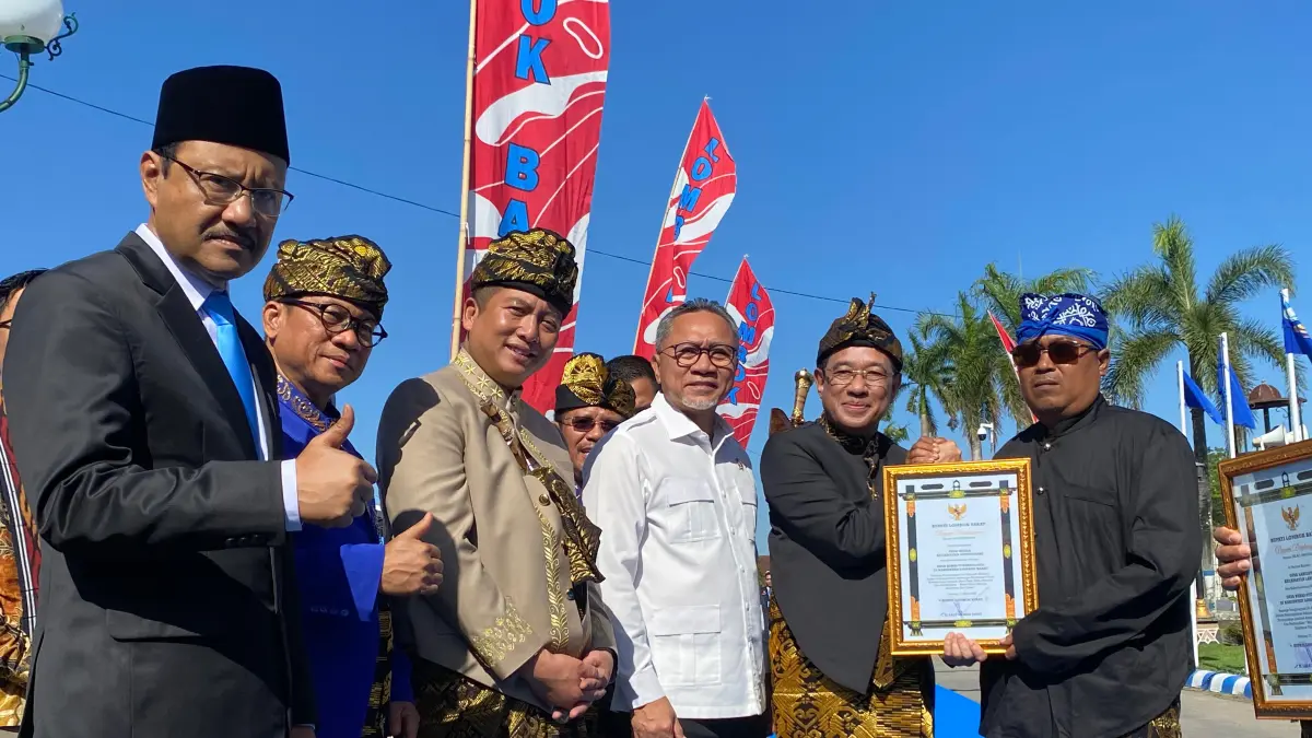 APRESIASI PUSAT: Kades Sesela M Taufik (kanan) saat menerima penghargaan terkait keberhasilan menekan angka kasus TBC di wilayahnya. (TONI/LOMBOK POST)