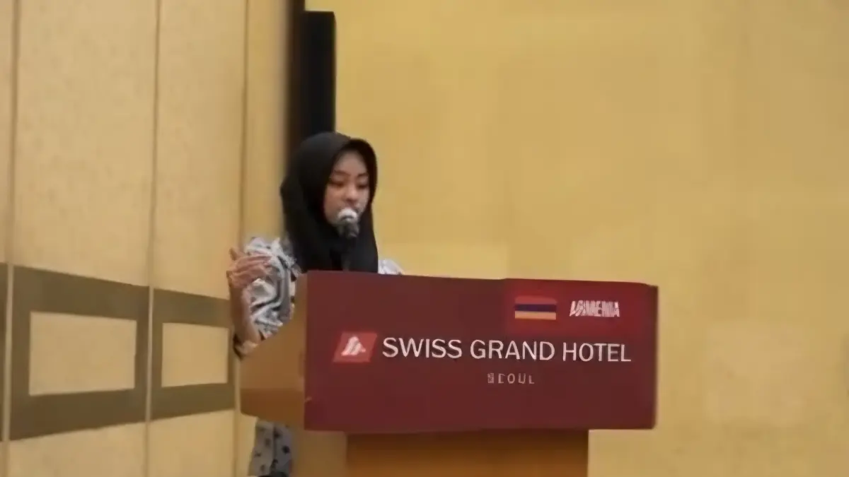 Azra Aqila Yusni, santri Trensains Tebuireng asal Mataram yang berhasil tampil dalam forum internasional AWMUN Korea Selatan dan menyuarakan isu Hak Asasi Manusia (HAM).