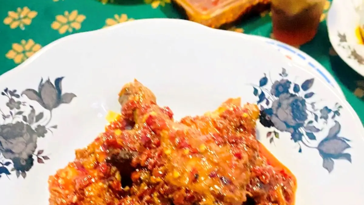 BIKIN NAMPOL: Inilah penampakan kuliner Ayam Rarang yang pedasnya bikin ketagihan. (DEWI/LOMBOK POST)