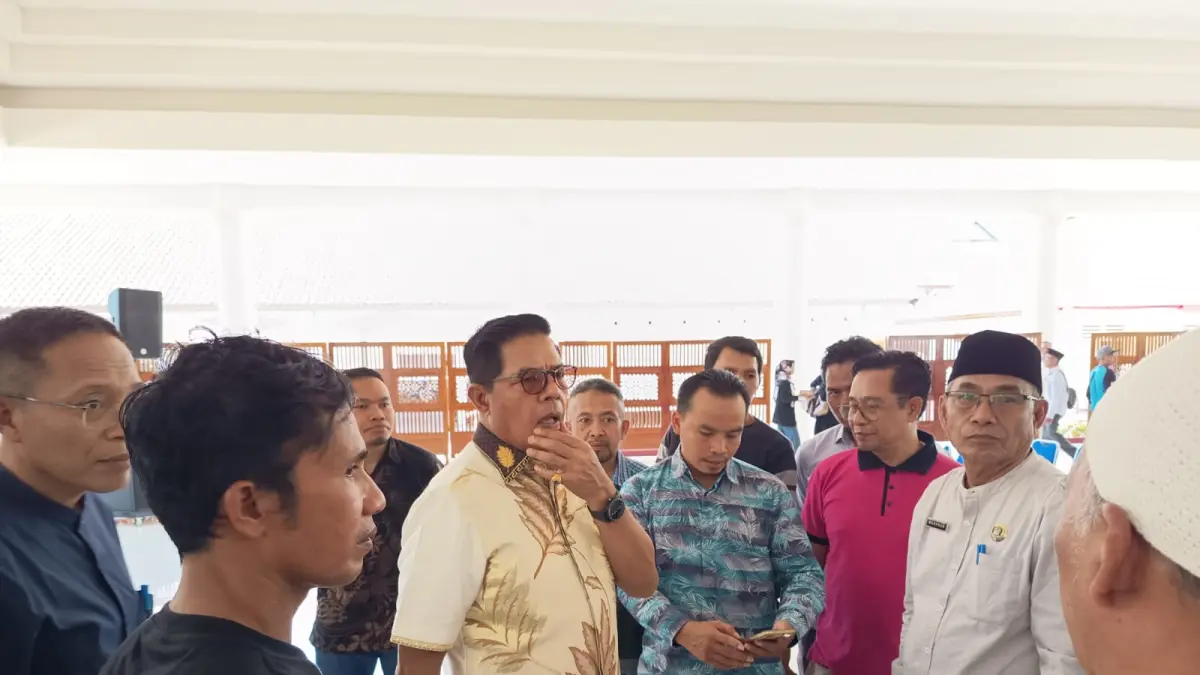 CARI SOLUSI: Bupati Lombok Timur Haerul Warisin&nbsp; berdialog dengan puluhan peternak ayam di Lombok Timur untuk mencari solusi penggunaan gas elpiji 3 kilogram.( SUPARDI/LOMBOK POST)