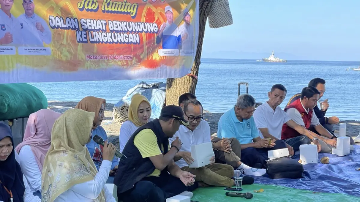 Diskusi dan evaluasi setelah jalan sehat berkunjung di lingkungan. 