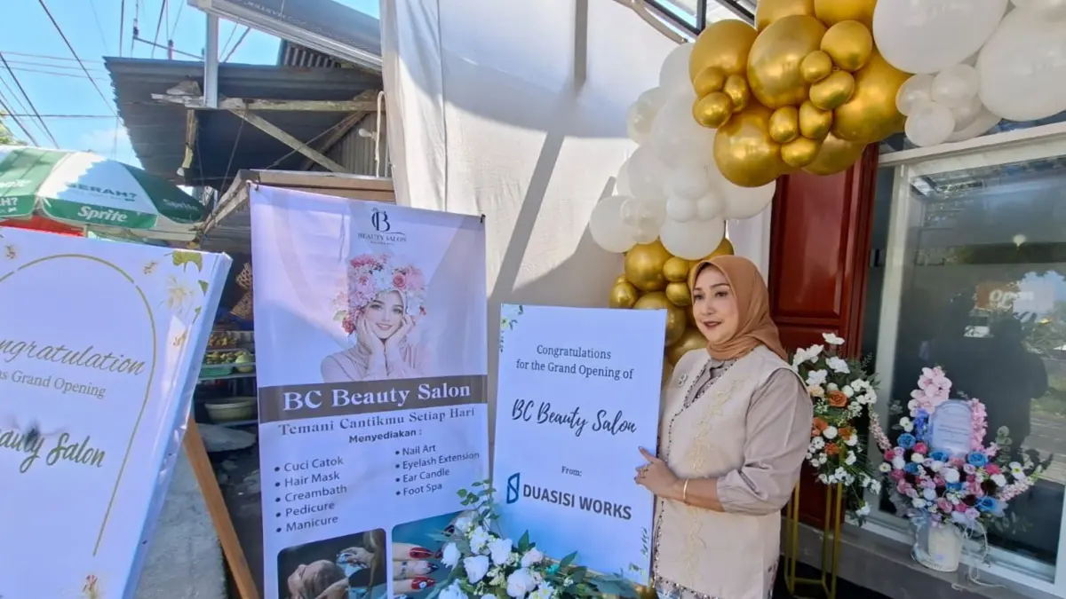 Fatma Mandalika pastikan akan memanjakan kaum hawa dengan layanan prima namun harga ramah di kantong di BC Beauty Salon, Praya, Lombok Tengah, Kamis (16/4). (Dewi/Lombok Post) 

