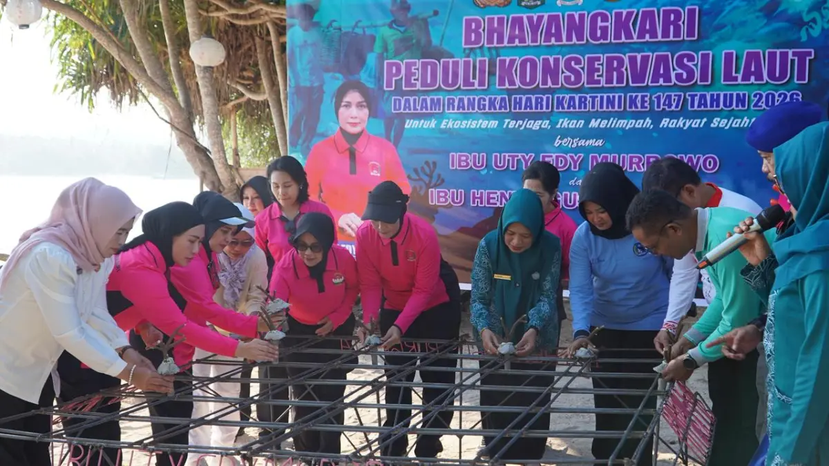 JAGA EKOSISTEM LAUT: Suasana penanaman terumbu karang di pesisir Desa Sigar Penjalin. (IST/LOMBOK POST)