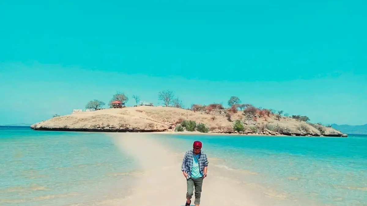 KEAJAIBAN ALAM: Keindahan fenomen laut terbelah di Pantai Lariti, Desa Soro, Kecamatan Lambu, Bima. (IST/LOMBOK POST)