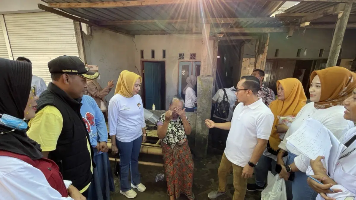 Kepala Dikes dr. Emirlad Isfihan, Ketua DWP Dikes Nining Herlina, Plt Camat Ampenan Muzakkir Walad saat menyapa lansia. 