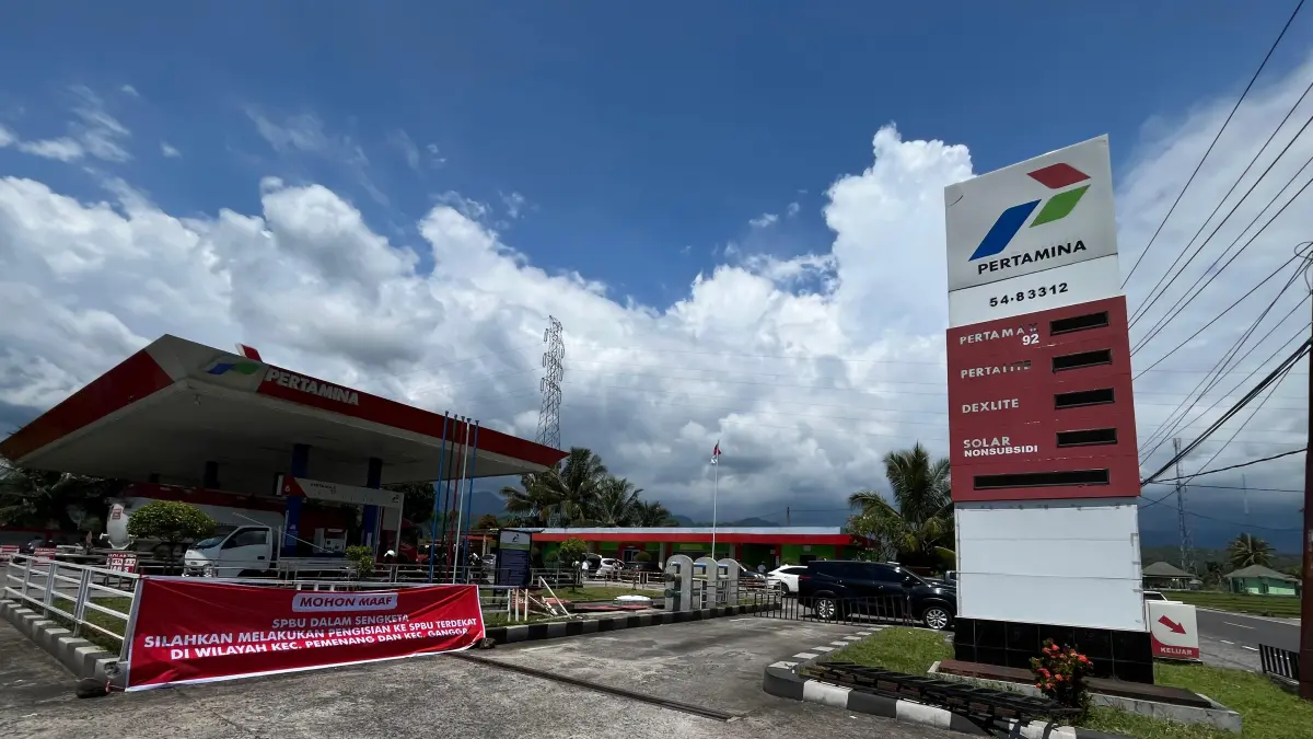LENGANG: Kondisi di SPBU Tanak Song, yang sudah tidak beroperasi pasca eksekusi oleh PN Mataram. (HABIBUL ADNAN/LOMBOK POST)


