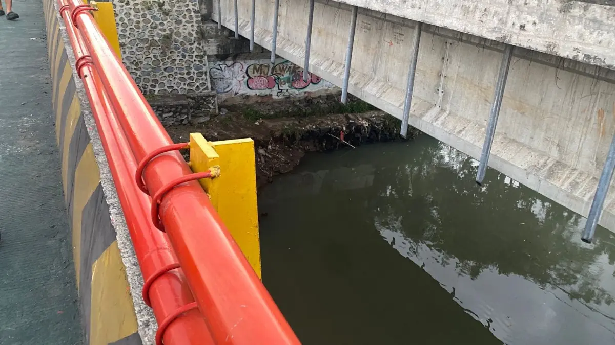 LOKASI KEJADIAN: Dua perempuan nekat melompat ke sungai dari atas Jembatan Meninting, Kamis (16/4). (DOK POLRES LOBAR)