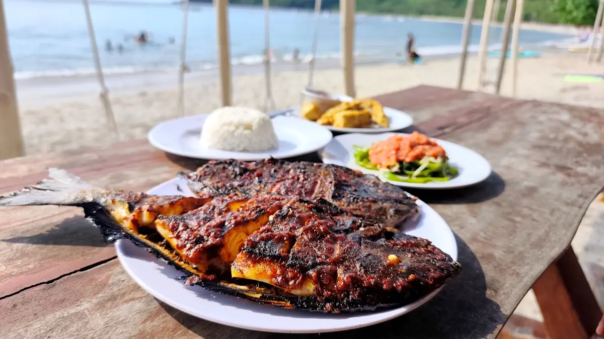 MENGGUGAH: Inilah penampilan ikan bakar yang siap temani liburanmu saat bersantai di pesisir Pantai Nipah, Desa Malaka, KLU. (DEWI/LOMBOK POST)