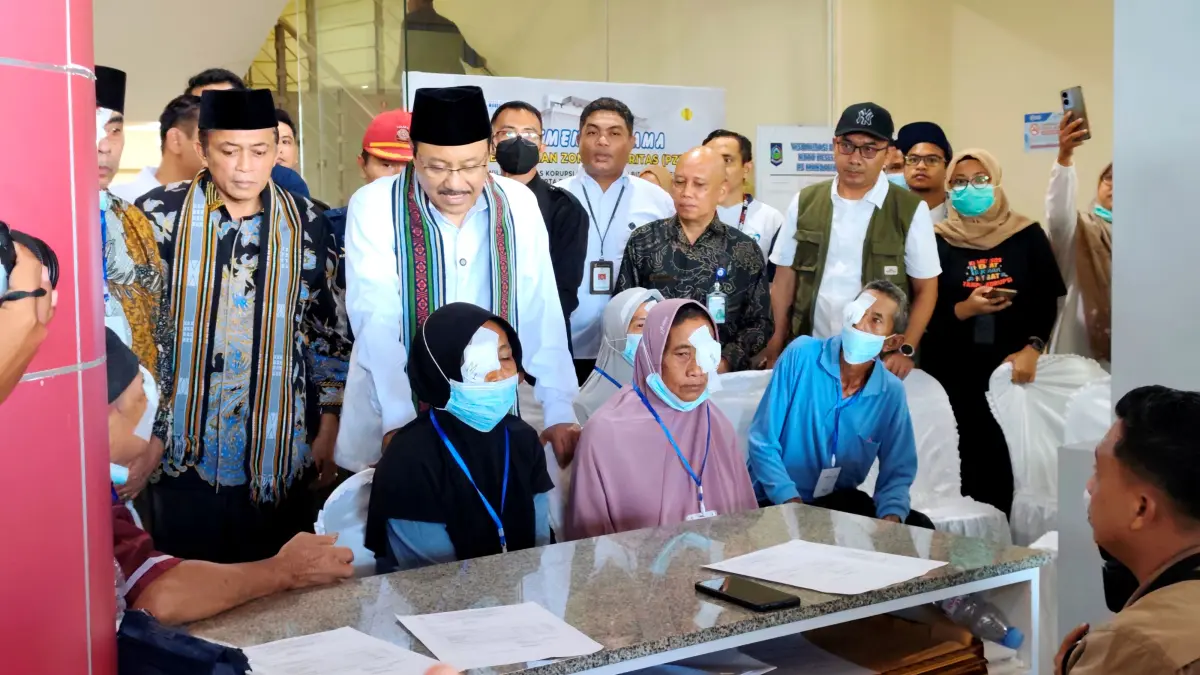 Menteri Sosial Saifullah Yusuf (dua kiri) didampingi Bupati Lombok Tengah Lalu Pathul Bahri mengunjungi ratusan pasien yang hendak mengikuti operasi mata katarak di RS Mandalika NTB, Desa Sengkol, Pujut, Lombok Tengah, Jumat (17/4). (Dewi/Lombok Post) 