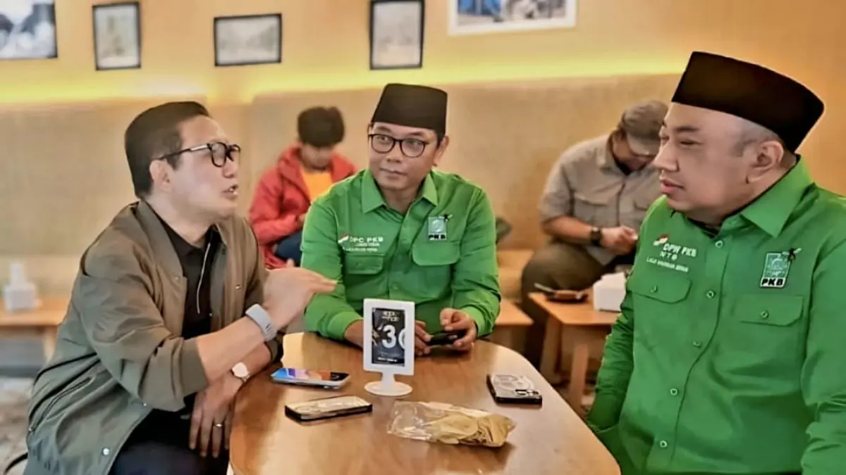SANTAI TAPI SERIUS: Ketua DPP PKB Bidang Penguatan Organisasi, Legislatif dan Eksekutif Abdul Halim Iskandar (kiri) didampingi Ketua DPW PKB NTB Lalu Hadrian Irfani (kanan) bersama ketua DPC PKB Loteng sebelumnya Lalu Pelita Putra (tengah) berbincang di sela Muscab DPC PKB Loteng. (UMAR/LOMBOK POST)