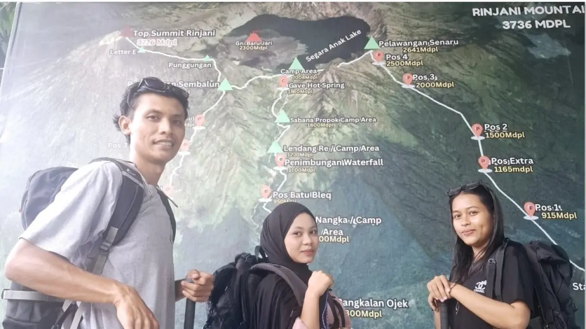 PENDAKI PEMULA: Arti Aulia (tengah) dan Titi Damayanti (kanan) adalah pendaki pemula yang menyewa perlengkapan alat-alat pendakian di Lake Outdoor, Kota Mataram, Jumat (10/4). (UMAR/LOMBOK POST)