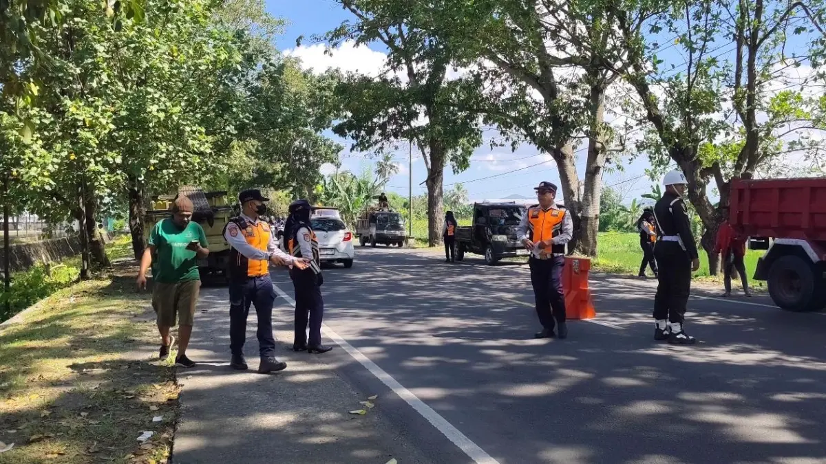 PENEGAKAN ATURAN: Petugas mengecek surat-surat kendaraan di pintu masuk Kota Mataram jalan TGH Lopan, Kamis (16/4). 
