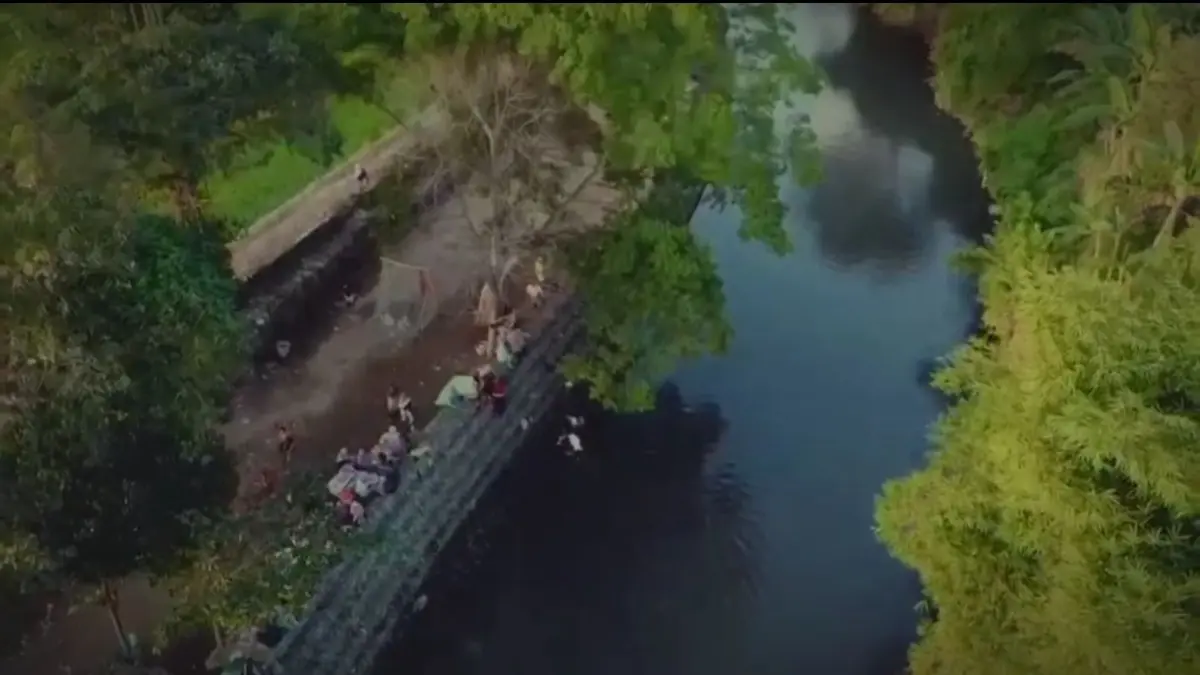 Pengunjung berkumpul menikmati keindahan suasana taman wisata Tibu Jowet, Marong Karang Tatah, Marong Karang Baru, Kota Mataram. 