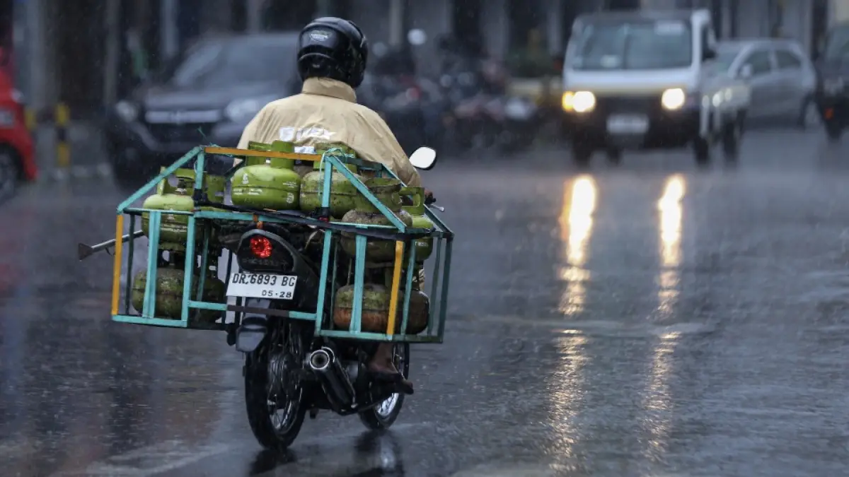 STOK AMAN: Seorang pengecer gas melon mengantarkan pesanan, beberapa waktu lalu. 