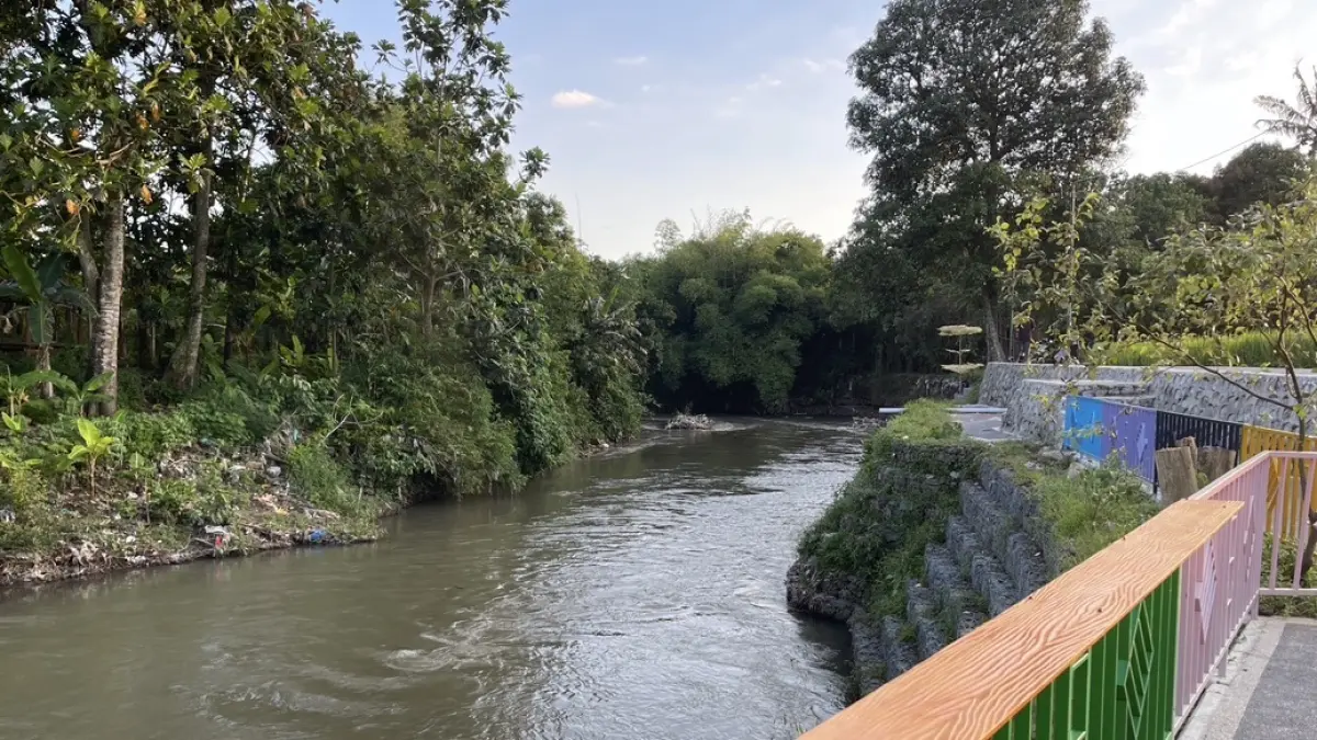 Sungai dan taman Tibu Jowet. 