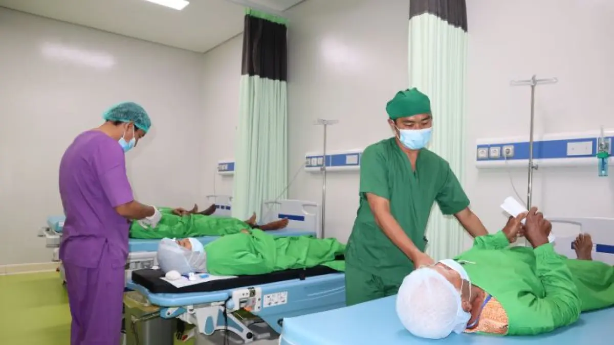Tim dokter spesialis mata melakukan operasi katarak di RS Mandalika NTB dalam rangka bakti sosial Kemensos RI untuk memulihkan penglihatan warga Lombok Tengah, Jumat (17/4).