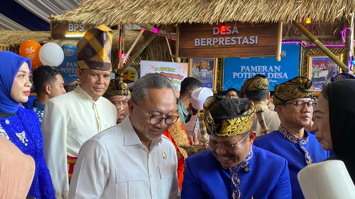 TINJAU: Menko Pangan Zulkifli Hasan saat meninjau pameran potensi desa dalam rangka HUT Lobar ke-68. (TONI/LOMBOK POST)