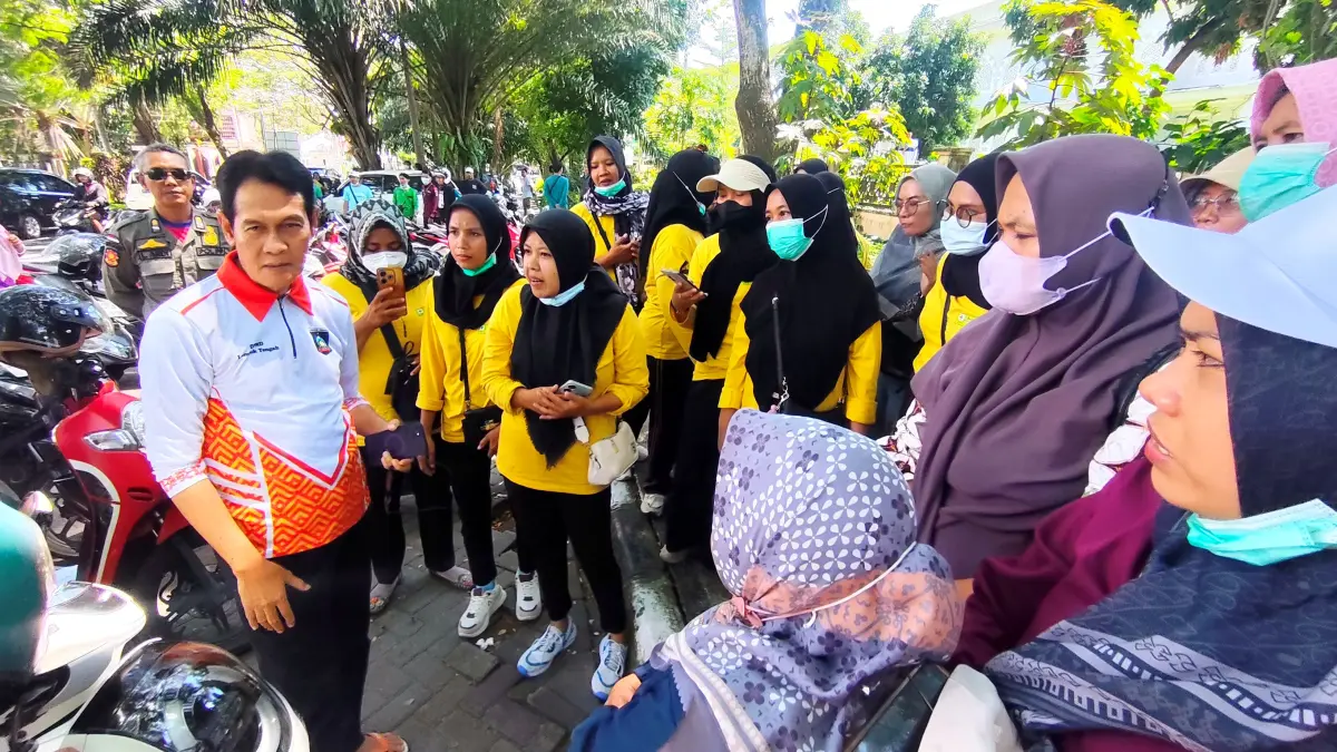 Wakil Bupati Lombok Tengah M Nursiah menemui ratusan nakes PPPK paro waktu di Pendopo Wakil Bupati, Jumat (17/4). (Dewi/Lombok Post) 

