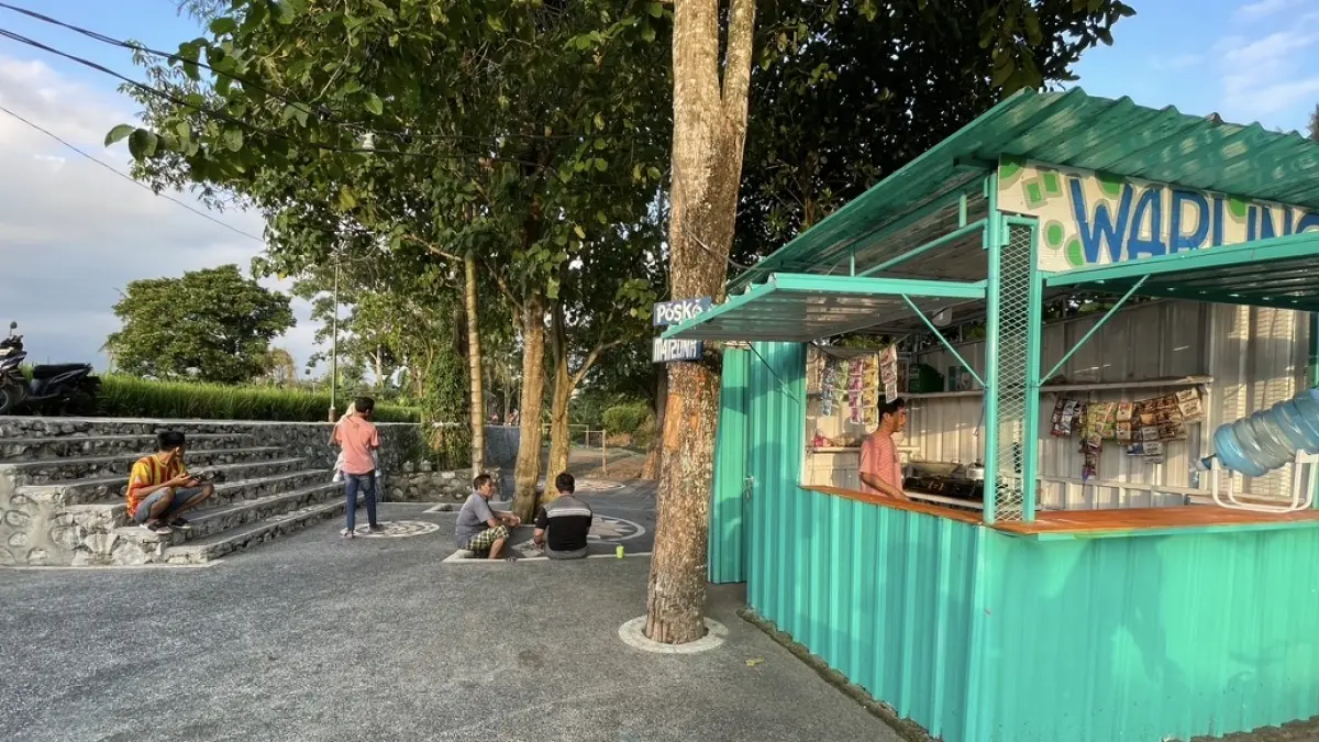 Warung dan warga yang menikmati suasana sore di Tibu Jowet. 